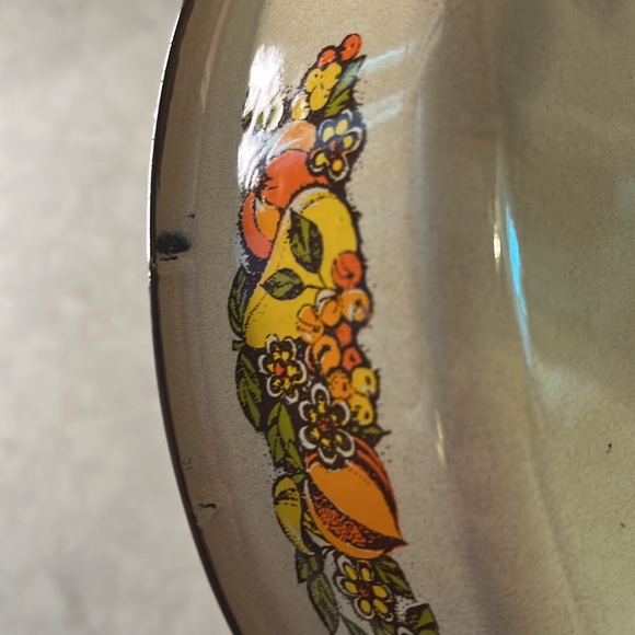 Vintage 10”inch enamel 1970’s skillet with Mushroom and fruit design. - Picture 5 of 8